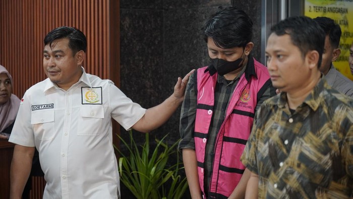 Kejati Sulsel menetapkan oknum pegawai bank sebagai tersangka baru kasus korupsi kredit fiktif di bank BUMN.