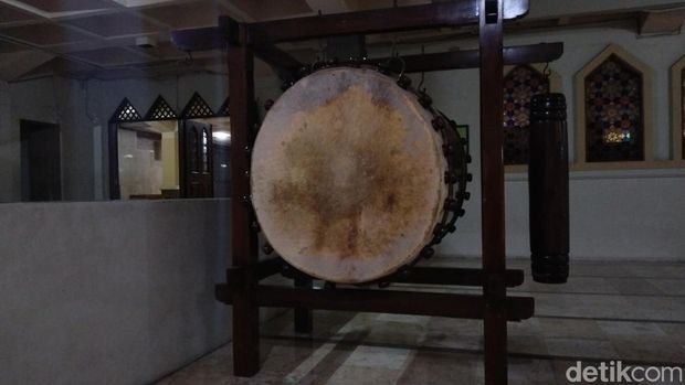 Kentongan dan beduk Masjid Agung Bandung.
