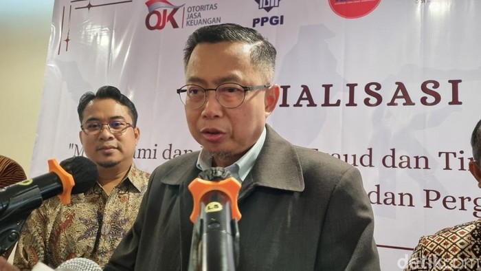 Kepala Departemen Perizinan, Pemeriksaan Khusus dan Pengendalian Kualitas Pengawasan Lembaga Pembiayaan, Perusahaan Modal Ventura, Lembaga Keuangan Mikro dan Lembaga Jasa Keuangan Lainnya OJK, Edi Setijawan di Bantul, Jumat (11/7/2025).