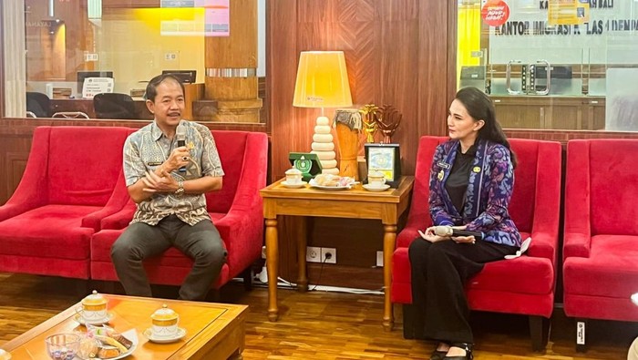 Kepala DPMPTSP Badung, I Made Agus Aryawan menerima kunjungan kerja Gubernur Maluku Utara, Sherly Tjoanda, bersama rombongan, di Kantor DPMPTSP, Jumat (11/7/2025).