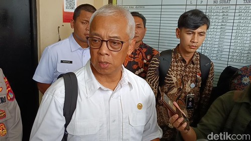 Ketua Harian Kompolnas Arief Wicaksono Sudiutomo saat diwawancarai di Mapolda NTB, Mataram, Jumat (11/7/2025).