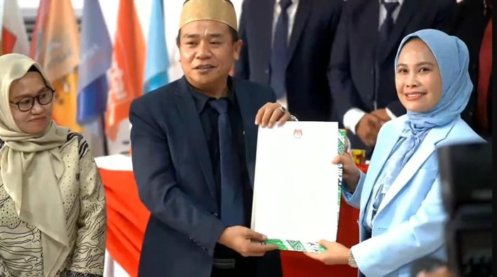 Ketua KPU Sulsel Hasbullah bersama Wali Kota Palopo terpilih Naili Trisal di Kantor KPU Palopo.
