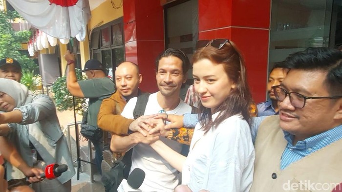 Kimberly Ryder dan Edward Akbar salaman.