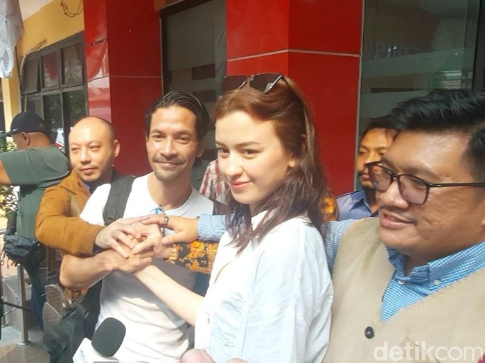 Kimberly Ryder dan Edward Akbar salaman.