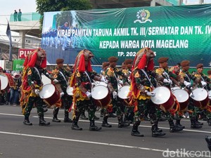 Meriahnya Kirab Drumband Taruna Akmil Magelang Pamitan Warga