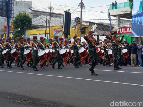 Kirab pamitan taruna Akmil Magelang tingkat III dan tingkat IV ke warga Magelang, Jumat (11/7/2025).
