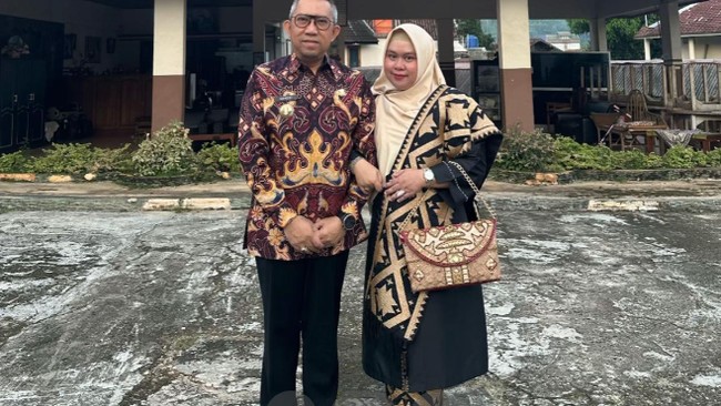 Kehamilan kedua datang di tengah pandemi. Kartika cemas dan trauma kehilangan belum sembuh. Tapi ia tetap melangkah perlahan, terus berdoa agar kali ini buah hatinya bisa tumbuh dan sehat. Agustus 2020, lahir lah Ihsan, kami panggil dia Puan Ihsan. Saat Puan Ihsan berusia 11 bulan, aku kembali hamil. Maret 2022, tepat saat aku berusia 40 tahun dan suamiku 48 tahun, lahirlah Izzana, kami panggil dia Sunan Izzana. Kini, ada tiga nama yang menempati hatiku: Kiay, Puan, dan Sunan. Satu di langit, dua di pelukan. Kalau kamu sedang menunggu anakmu datang. Doa-doa tidak pernah hilang. Ia hanya mencari waktu terbaik untuk jatuh ke bumi. Seperti Papiku yang telah pergi, tapi cintanya tetap hidup lewat anak-anak yang kini kupeluk dengan penuh syukur, pungkasnya. Foto: Dok. TikTok @mamikiaypuansunan.