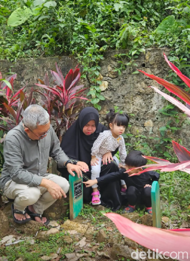 Sementara itu, Handri selalu menyimpan satu harapan besar, bahkan menabung diam-diam, agar suatu hari bisa ikut program bayi tabung. Tapi takdir berkata lain. Bapak Kartika wafat di tahun 2012. Tanpa sempat melihat cucu yang ia rindukan. Namun cinta tak pernah benar-benar mati. Ia tetap tumbuh pelan-pelan, dalam diam, di antara doa dan air mata. Tahun 2017, aku dan suamiku mencoba program bayi tabung pertama gagal. Tapi kami tidak berhenti. Tahun berikutnya, kami mencoba lagi. Dan kali ini, berhasil. 30 Maret 2019, lahirlah Iqbal, kami panggil dia Kiay Iqbal. Anak pertama yang kutunggu selama 12 tahun, kenangnya. Foto: Dok. pribadi Kartika.
