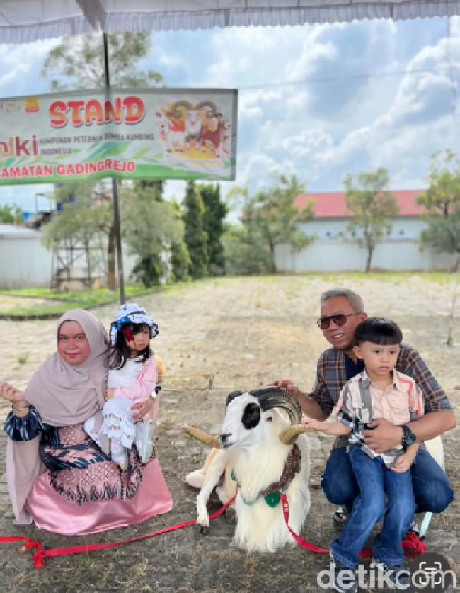 Kartika dan Handri menikah pada Juli 2007. Saat itu, usia Kartika 25 tahun dan Handri 33 tahun. Keduanya saling dekat karena perjodohan. Kami tidak saling jatuh cinta di awal. Kami dijodohkan. Tapi dari perjodohan itulah, aku belajar bahwa cinta bisa tumbuh bukan karena mata, tapi karena niat dan waktu. Kami ingin punya anak segera setelah menikah. Tapi tahun demi tahun berlalu, dan rahimku masih sunyi, jelasnya. Foto: Dok. pribadi Kartika.