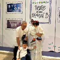 Kartika menuturkan saat mengantarkan anaknya sekolah TK, perasaan bahagia dan haru menjadi satu. Ia menikmati momen indah bersama buah hati. Dan memang bisa dilihat dari wajah aku dan suami... kita bener-bener menikmati momen itu sepenuh hati. Walaupun saat itu usia kami udah nggak muda (aku 42 tahun, suami 52 tahun) dan teman-teman sebaya kami ada yang anaknya sudah kuliah bahkan mantu. Kami justru baru mulai antar anak pertama masuk TK. Tapi kami nggak merasa terlambat. Karena kami percaya, Allah kasih semuanya pas di waktu yang paling indah. Nggak ada yang terlambat, cuma waktunya aja beda. Dan itu cukup. Lebih dari cukup, tuturnya. Foto: Dok. pribadi Kartika.