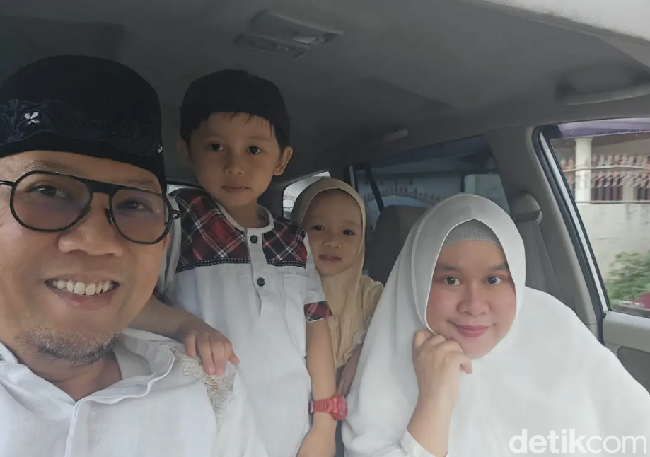 Wolipop sudah mewawancarai Kartika yang mengunggah postingan di TikTok tentang momen dirinya dan suaminya mengantarkan anak pertama mereka masuk TK di usia 52 dan 42 tahun. Ia dan suaminya, Handri, berasal dari Bandar Lampung. Itu sebenarnya video yang aku post beberapa bulan lalu, tapi fotonya diambil saat Ihsan pertama kali masuk TK, awal Juli 2024. Mungkin buat sebagian orang, itu hal yang biasa aja. Tapi buat kami, yang sudah menanti 13 tahun dan pernah kehilangan anak pertama kami, Iqbal. Itu momen yang luar biasa banget, kata Kartika kepada Wolipop. Foto: Dok. pribadi Kartika.