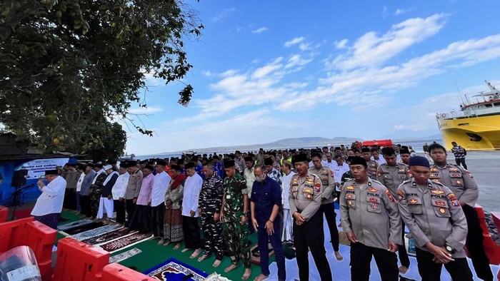 Tim SAR gabungan salat gaib untuk korban meninggal KMP Tunu Pratama Jaya di Selat Banyuwangi