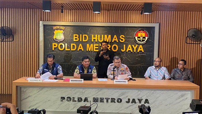 Konferensi pers kasus penipuan modus pemalsuan barang yang dilakukan karyawan ekspedisi