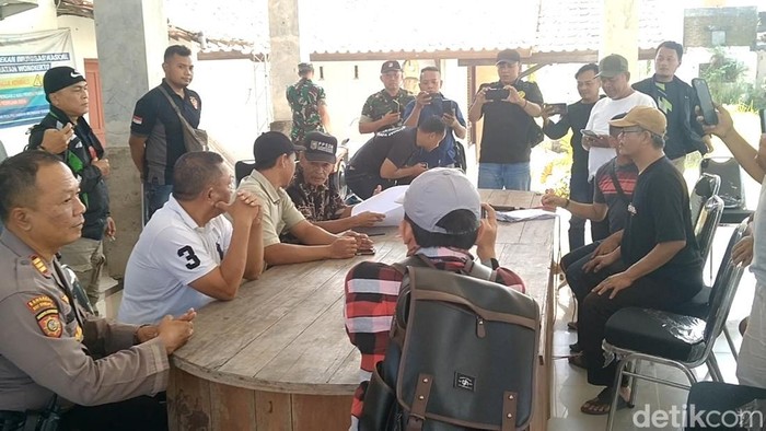 Suasana pertemuan di Kantor Desa Sijambe, Wonokerto, Kabupaten Pekalongan, Jumat (11/7/2025). Sekdes Sijambe diberhentikan usai didemo warga karena diduga selewengkan dana desa.