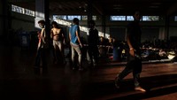 Pemerintah Yunani mengevakuasi puluhan migran ke tempat aman usai kapal mereka terombang-ambing di perairan selatan. REUTERS/Nicolas Economou