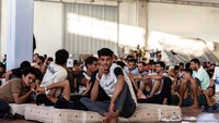 Para migran ditempatkan sementara di balai kota setempat setelah menjalani proses penyelamatan di laut. REUTERS/Nicolas Economou