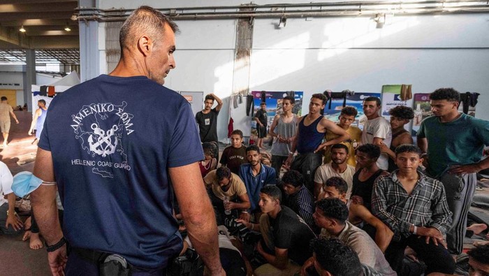 Puluhan migran baru tiba di Pulau Kreta, Yunani, dan ditampung sementara di balai kota Agyia. Penjaga pantai terus siaga mengantisipasi gelombang migrasi lanjutan.