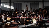 Sejumlah migran tampak kelelahan setelah menempuh perjalanan laut yang panjang dan berisiko tinggi. REUTERS/Nicolas Economou
