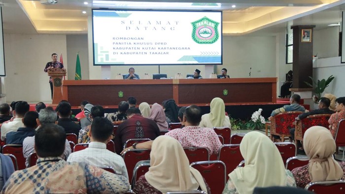 Kunjungan kerja tim DPRD Kukar ke Takalar disambut Sekda Takalar Muhammad Hasbi. Dokumen Istimewa