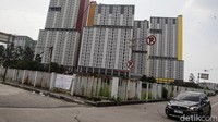 Pengendara melintas di Wisma Atlet Kemayoran, Jakarta, Jumat (11/7/2025). Kementerian Perumahan dan Kawasan Permukiman (PKP) merenovasi wisma atlet Kemayoran dan Pademangan. Nantinya setelah direnovasi akan digunakan untuk hunian ASN hingga masyarakat berpenghasilan rendah (MBR).