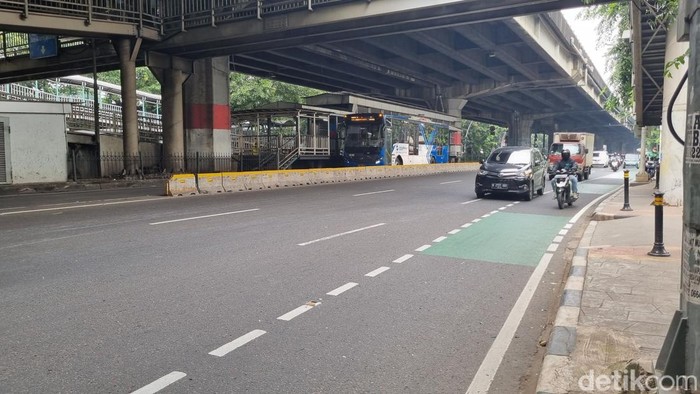 Situasi lokasi kecelakaan beruntun di depan Halte Transjakarta Utan Kayu, Jakarta Timur, Jumat (11/7/2025). (Taufiq/detikcom)