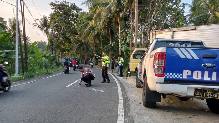 Polisi melakukan olah TKP kecelakaan truk vs motor di Pengasih, Kulon Progo, Jumat (11/7/2025).