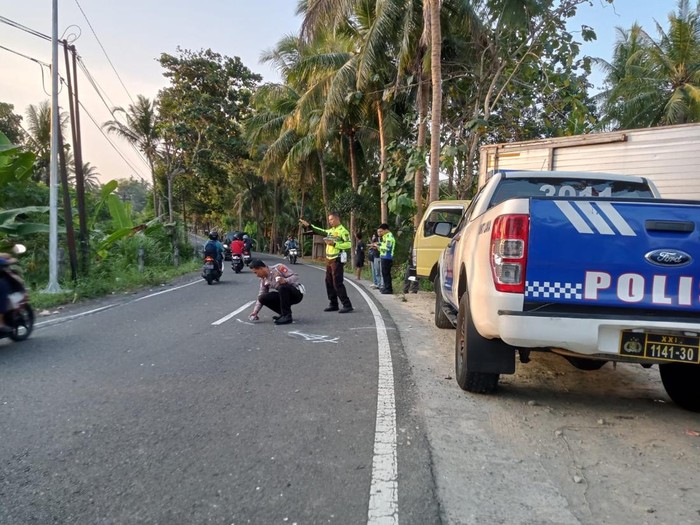 Polisi melakukan olah TKP kecelakaan truk vs motor di Pengasih, Kulon Progo, Jumat (11/7/2025).