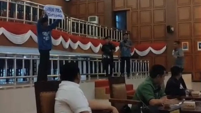 Mahasiswa di Sinjai menerobos rapat paripurna dan berteriak tolak tambang.