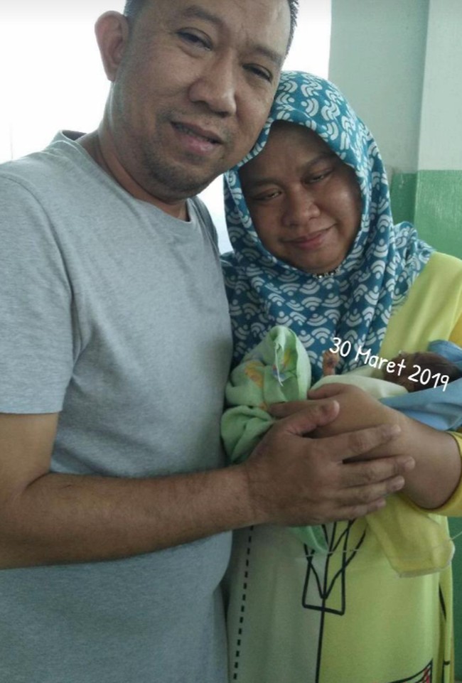 Saat itu, Kartika dan Handri runtuh dan tangisnya tak punya jeda. Tapi dari kedalaman duka, ia perlahan belajar bangkit. Bukan karena ia kuat. Tapi karena ia ingin percaya lagi. Aku mulai berdamai dengan kehilangan, dengan diriku sendiri, dan dengan Allah. Aku kembali pada puasa, JSR dengan ramuan rimpang alami: kunyit, sereh, lemon, madu. Aku menjaga tubuhku dan hatiku. Desember 2019, sembilan bulan setelah Kiay Iqbal pergi, aku hamil lagi. Tanpa program. Tanpa rencana. Aku bahkan tidak percaya saat itu, terangnya. Foto: Dok. TikTok @mamikiaypuansunan.