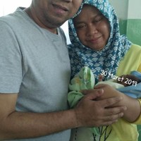 Saat itu, Kartika dan Handri runtuh dan tangisnya tak punya jeda. Tapi dari kedalaman duka, ia perlahan belajar bangkit. Bukan karena ia kuat. Tapi karena ia ingin percaya lagi. Aku mulai berdamai dengan kehilangan, dengan diriku sendiri, dan dengan Allah. Aku kembali pada puasa, JSR dengan ramuan rimpang alami: kunyit, sereh, lemon, madu. Aku menjaga tubuhku dan hatiku. Desember 2019, sembilan bulan setelah Kiay Iqbal pergi, aku hamil lagi. Tanpa program. Tanpa rencana. Aku bahkan tidak percaya saat itu, terangnya. Foto: Dok. TikTok @mamikiaypuansunan.
