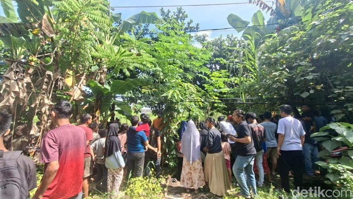 Mayat pria ditemukan tergantung di pohon depan Poltekes Tidung, Makassar. Yaslinda Utari Kasim/detikSulsel