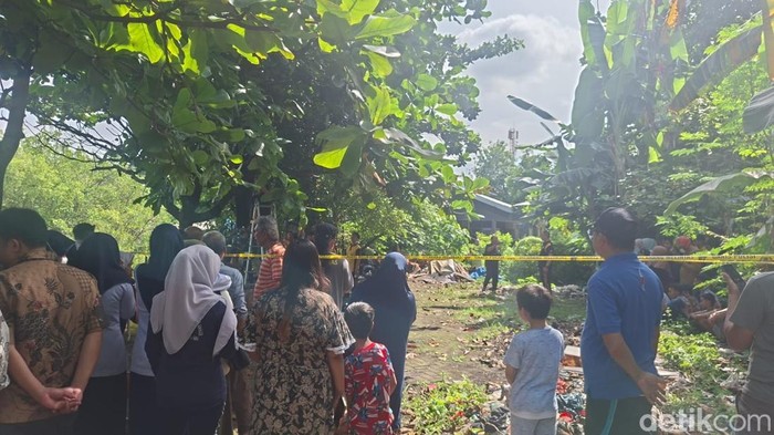 Mayat pria ditemukan tergantung di pohon depan Poltekes Tidung, Makassar. Yaslinda Utari Kasim/detikSulsel