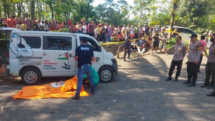 Polisi melakukan pemeriksaan terhadap mayat pria penuh luka yang ditemukan di area penggilingan batu Desa Baleraksa, Kecamatan Karangmoncol, Kabupaten Purbalingga, Jumat (11/7/2025).