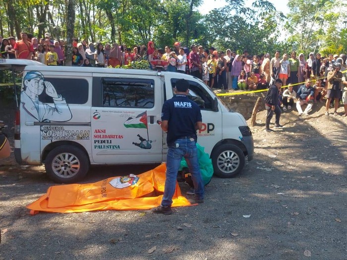 Polisi melakukan pemeriksaan terhadap mayat pria penuh luka yang ditemukan di area penggilingan batu Desa Baleraksa, Kecamatan Karangmoncol, Kabupaten Purbalingga, Jumat (11/7/2025).