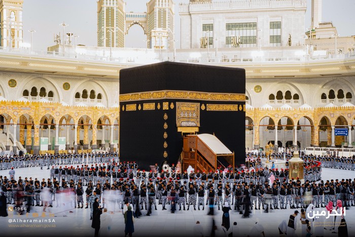 Prosesi pencucian Kabah dilakukan dalam tiga tahap dengan campuran air Zamzam, mawar Taif, dan oud pilihan. Semua bahan disiapkan dengan standar tertinggi.