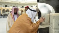 Prosesi suci ini menjadi simbol keabadian cinta dan penghormatan umat Muslim terhadap rumah Allah SWT. Dok. X/AlharamainSA