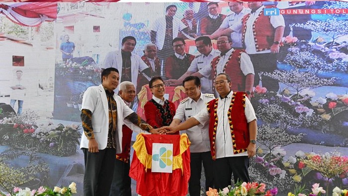 Menkes Budi Gunadi Sadikin bersama Wagub Sumut Surya melakukan groundbreaking peningkatan kelas RSUD Pratama Nias Barat. (Foto: Diskominfo Sumut)