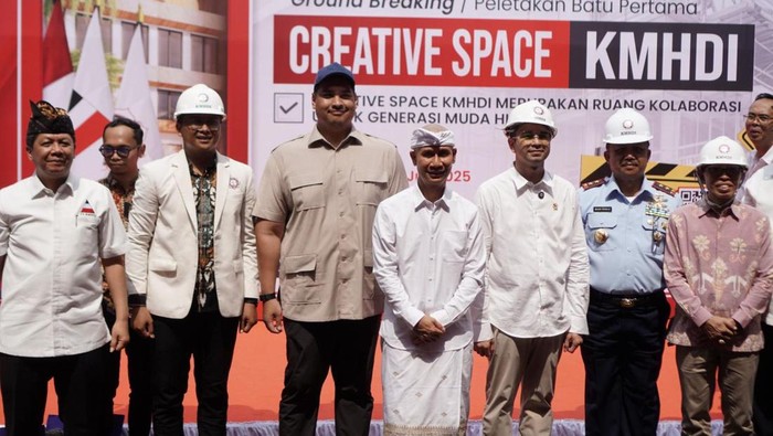 Menpora Ario Bimo Nandito Ariotedjo bersama Utusan Khusus Presiden Bidang Pembinaan Generasi Muda dan Pekerja Seni  Raffi Ahmad ikut peletakan batu pertama Creative Space KMHDI.