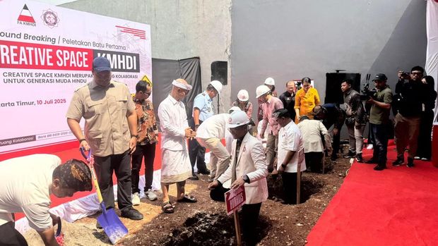 Menpora Ario Bimo Nandito Ariotedjo bersama Utusan Khusus Presiden Bidang Pembinaan Generasi Muda dan Pekerja Seni  Raffi Ahmad ikut peletakan batu pertama Creative Space KMHDI.