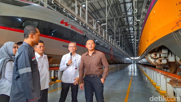 Menteri Koordinator Bidang Infrastruktur dan Pembangunan Kewilayahan, Agus Harimurti Yudhoyono (AHY), saat mengunjungi Depo Tegalluar, Kabupaten Bandung, Jumat (11/7/2025).