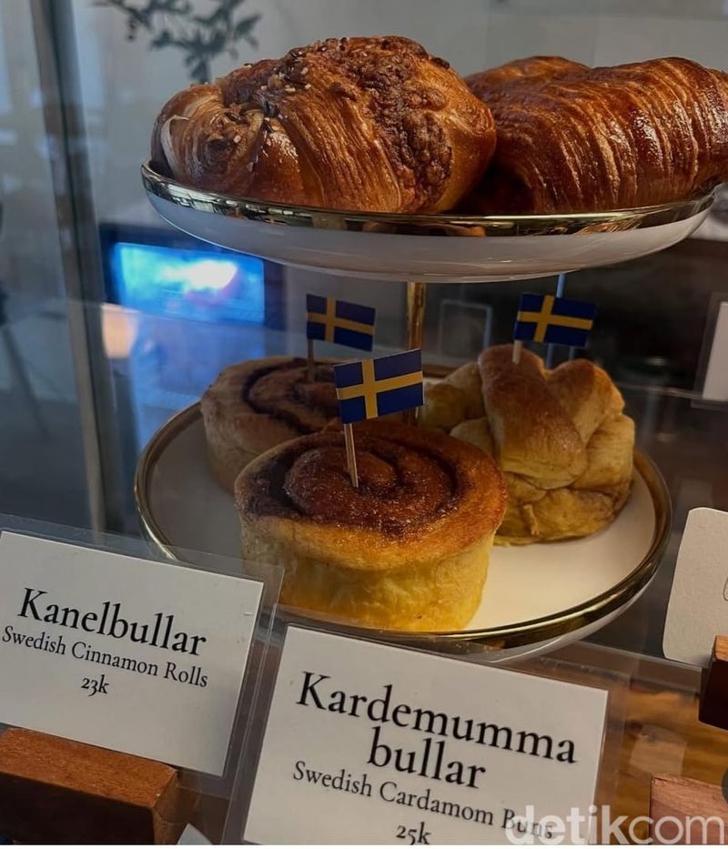 Menu pastry khas Swedia di Stockholm Syndrome.