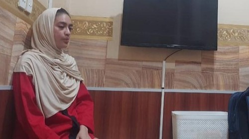 Misri Puspita Sari, perempuan yang ditetapkan sebagai tersangka dalam kasus kematian Brigadir Nurhadi, saat berbicara dengan kuasa hukumnya, Yan Magandar.