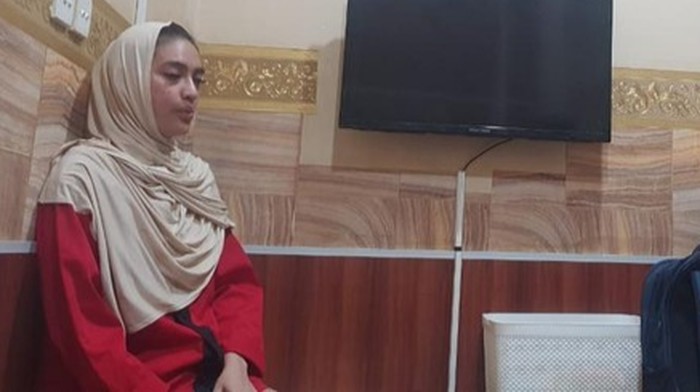 Misri Puspita Sari, perempuan yang ditetapkan sebagai tersangka dalam kasus kematian Brigadir Nurhadi, saat berbicara dengan kuasa hukumnya, Yan Magandar.