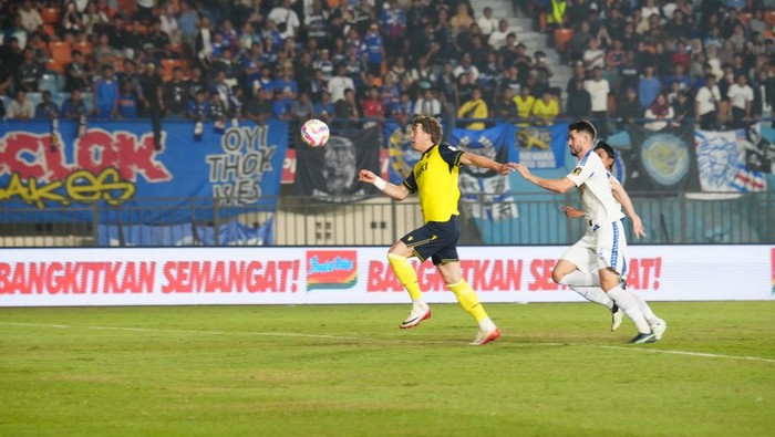 Momen sebelum benturan Paulinho dan Ole Romeny kala Oxford United vs Arema FC di SJH Bandung