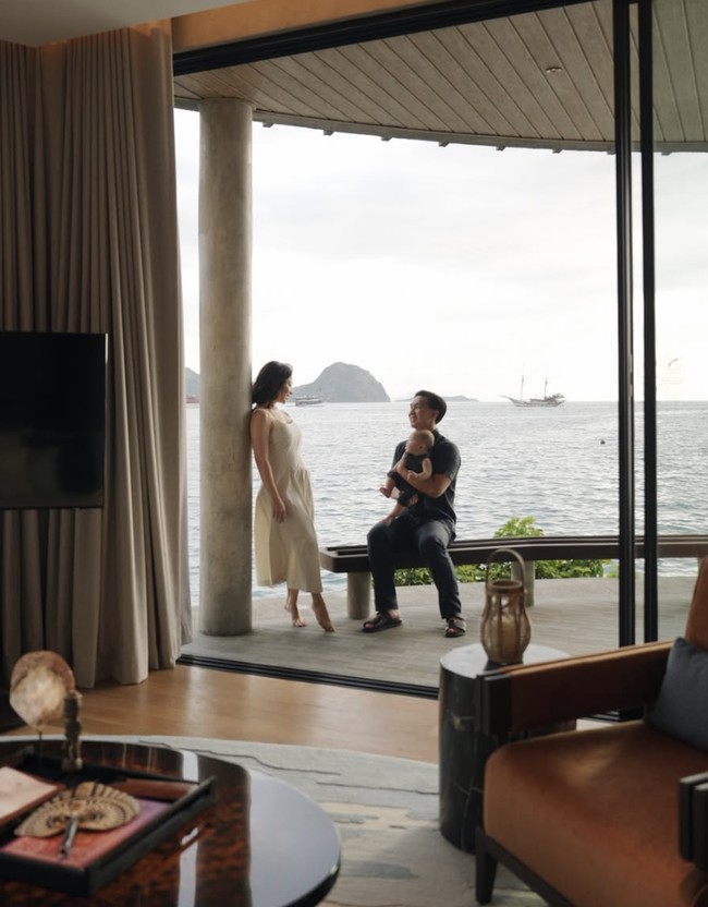 Kebersamaan Niki bersama Indra, Issa, dan Nael tampak begitu hangat. Mereka menikmati waktu berkualitas di tengah keindahan alam, memperlihatkan potret keluarga harmonis.  Foto: dok. Instagram @nikitawillyofficial94