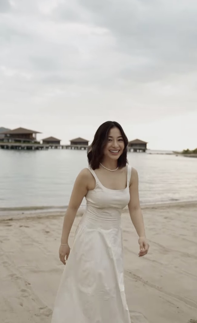 Dalam salah satu unggahan, Niki terlihat mengenakan dress putih simpel. Gayanya tampak santai namun tetap anggun.  Foto: dok. Instagram @nikitawillyofficial94