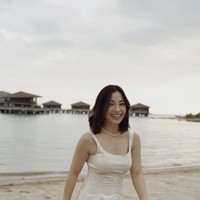 Dalam salah satu unggahan, Niki terlihat mengenakan dress putih simpel. Gayanya tampak santai namun tetap anggun.  Foto: dok. Instagram @nikitawillyofficial94