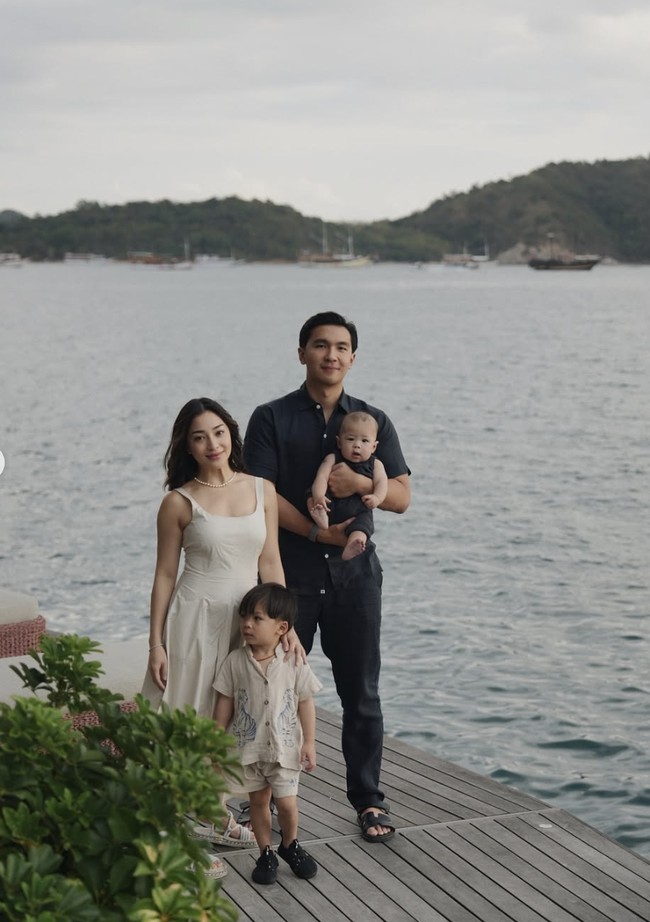 Nikita Willy baru saja menikmati liburan seru di Labuan Bajo, Nusa Tenggara Timur, bersama suaminya, Indra Priawan, serta dua buah hati mereka, Issa dan Nael yang masih berusia tujuh bulan. Meski tengah menjalani peran sebagai ibu dua anak, gaya Niki tetap mencuri perhatian. Foto: dok. Instagram @nikitawillyofficial94