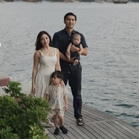 Nikita Willy baru saja menikmati liburan seru di Labuan Bajo, Nusa Tenggara Timur, bersama suaminya, Indra Priawan, serta dua buah hati mereka, Issa dan Nael yang masih berusia tujuh bulan. Meski tengah menjalani peran sebagai ibu dua anak, gaya Niki tetap mencuri perhatian. Foto: dok. Instagram @nikitawillyofficial94