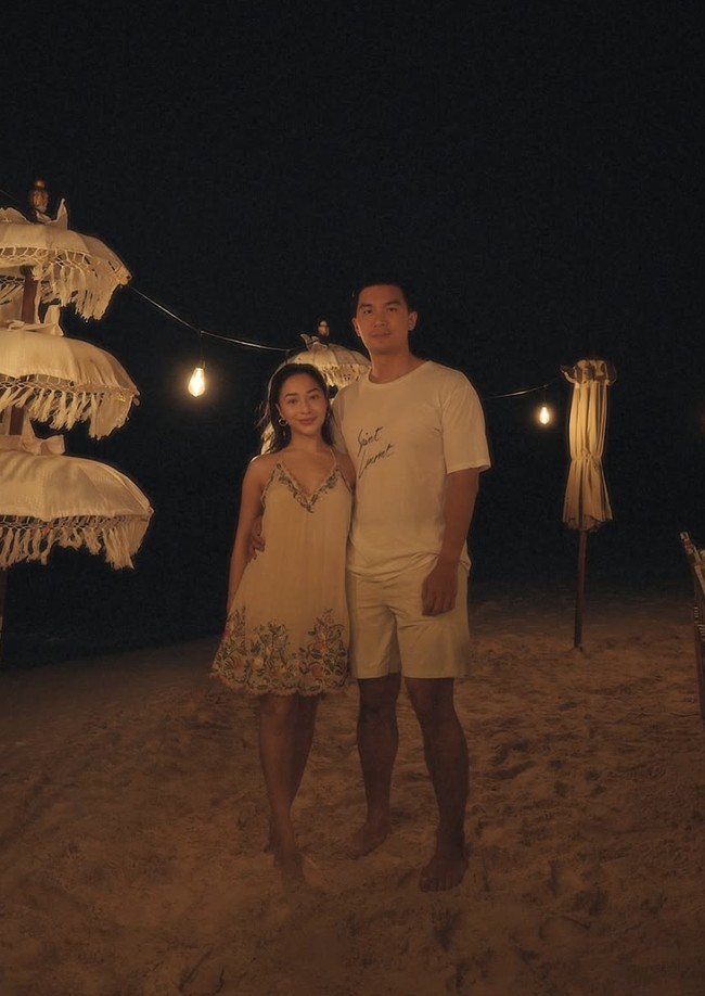 Saat makan malam bersama keluarga, aktris berusia 31 tahun ini mengenakan mini dress putih tanpa lengan yang dipercantik dengan detail bordir bunga di bagian sisi.  Foto: dok. Instagram @nikitawillyofficial94